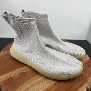 ILYSM Tabi split-toe sock sneakers boots in a light gray women’s sz 6.5
